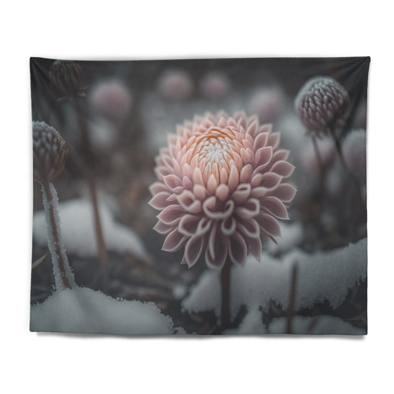 Tapisserie en polyester avec fleur de dahlia rose en hiver II, H 50 po x l 60 po