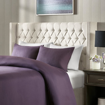 Tête de lit tapissier crème, capitonnage à boutons et garniture cloutée double, pieds réglables en métal pour la décoration de la chambre à coucher, revêtement de couleur grand avec pieds
