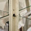 Vitrine d'angle, blanc antique, portes de verre éclairées, rangement de rangement élégant et lumineux, 16,6 po Profondeur, design attrayant