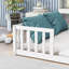 Lit double avec bibliothèque latérale, tablettes et garde-corps en blanc, design américain pour la chambre à coucher - Bois de pin de qualité, assemblage facile, rangement idéal
