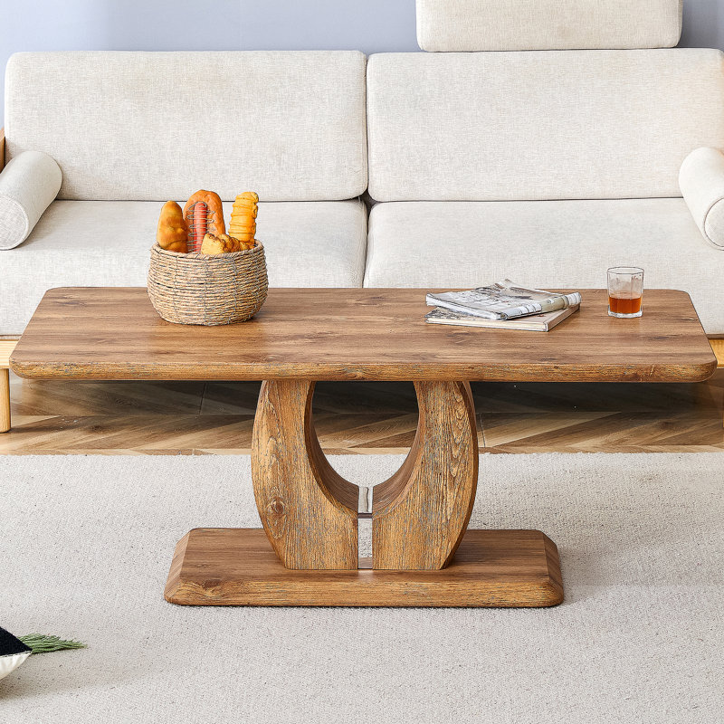 Table basse moderne et simple de luxe moderne de couleur bois. Le bureau d'ordinateur. La table de jeu.