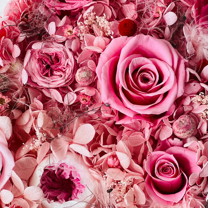 Arrangement floral de roses en boîte