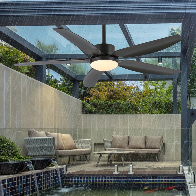 Ventilateur de plafond extérieur de 52 po avec éclairage, étanche IP65 et résistant à l'eau, éclairage 3CCT, moteur CC réversible à 6 vitesses, télécommande, prise pour gazebo, patio ou porche