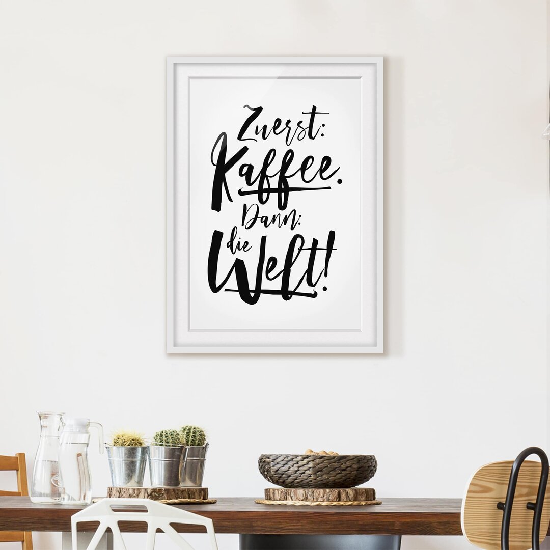 Gerahmtes Papierbild Zuerst Kaffee dann die Welt in Schwarz/Weiß