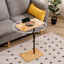 Table de bout en bambou en forme de C avec hauteur réglable et rangement, parfaite pour le salon et la chambre à coucher