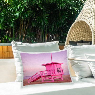 Coussin d'extérieur imprimé "Pink Beach Shack" par Jeff Poe