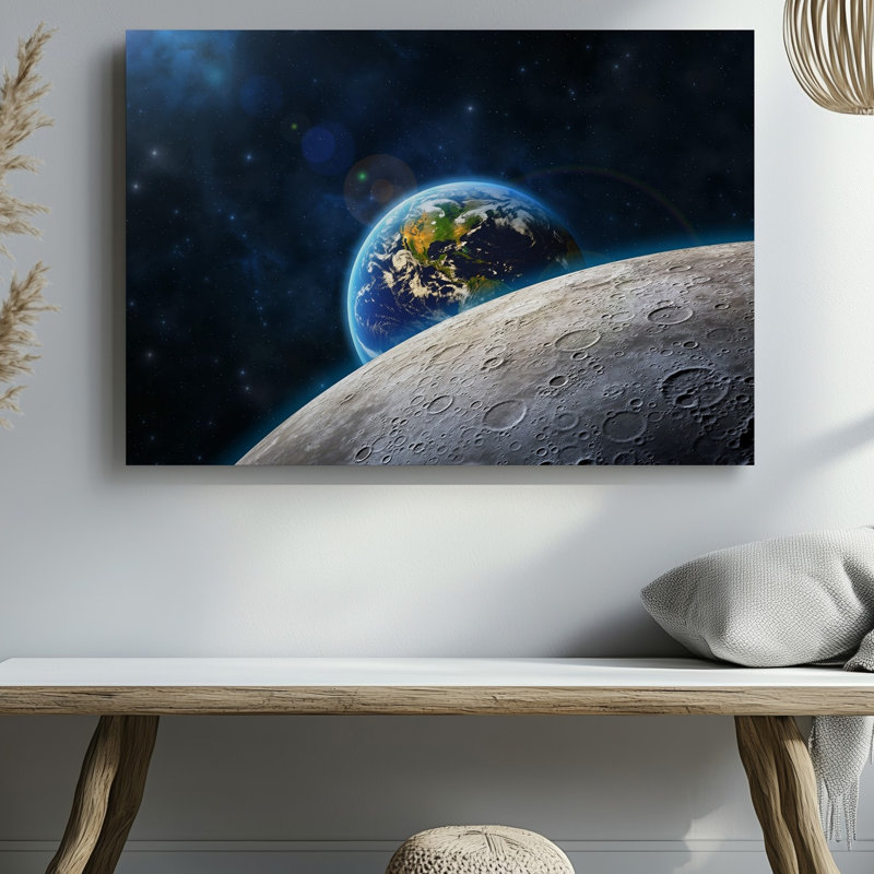 Toile, "Une scène cosmique à couper le souffle" se déploie avec la surface de cratère robuste d'un art lunaire comme un corps céleste à l'avant-plan