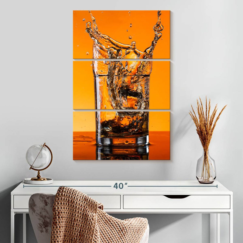 Yarlin whisky éclaboussant dans un verre, H 32 po x l 20 po