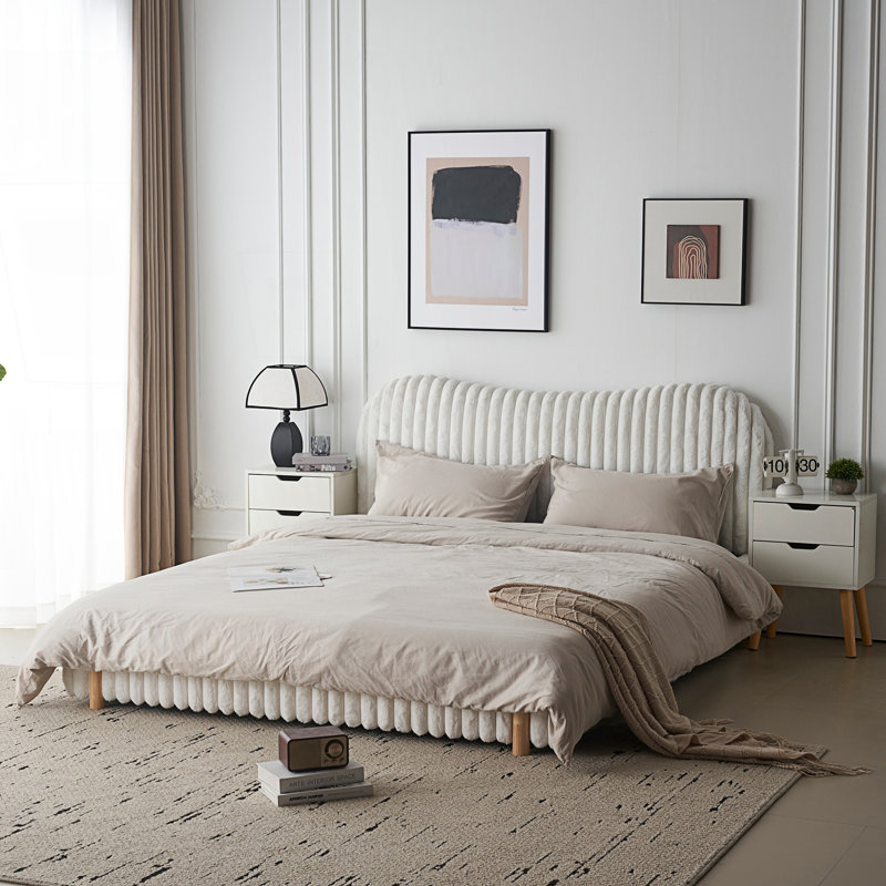 Lit rembourré avec tête de lit ondulée et coutures verticales