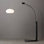 Lampadaire arqué haut de gamme Morelli 85 po à intensité variable, style moderne du milieu du siècle, finition nickel satiné et noir mat, abat-jour moulé en Lucite, base en V noire, compatible DEL