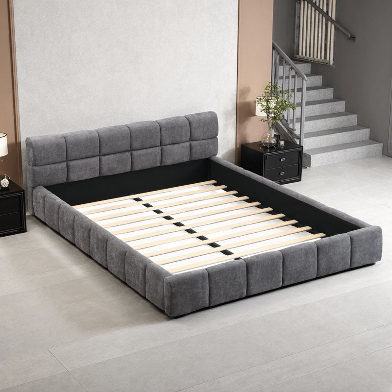 Élégant grand lit tapissier en chenille beige avec tête de lit à damier, Grand lit
