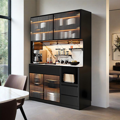 Buffet noir de luxe moderne 47,24 po - comptoir en pierre frittée blanche, éclairage à DEL intégré, prise de courant mobile et portes en verre trempé à texture verticale