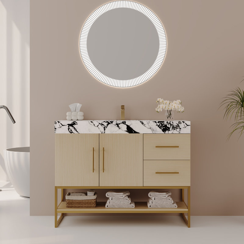 Meuble-lavabo autoportant moderne de 91 cm (36 po) avec comptoir en pierre frittée, lavabo en céramique intégré, armoire en chêne clair, structure en acier inoxydable doré, tiroirs fermés et tablette de rangement ouverte pour salle de bain résidentielle.