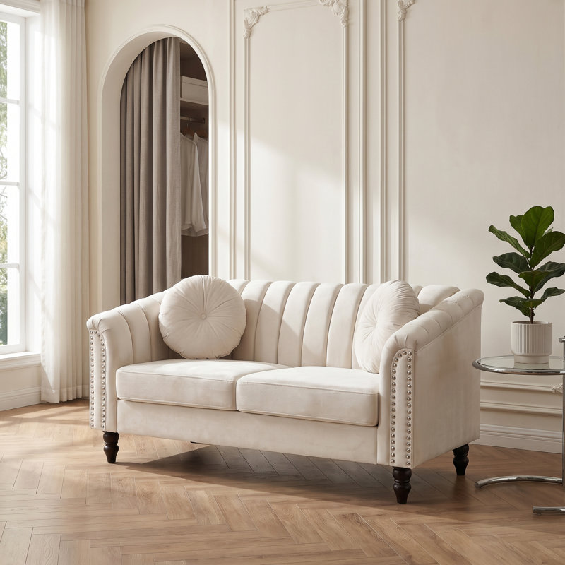 Canapé deux places Chesterfield 2 places en flanelle blanche de 152 cm (60 po), capitonné, avec garniture cloutée, structure en bois massif et mousse à mémoire de forme haute densité.