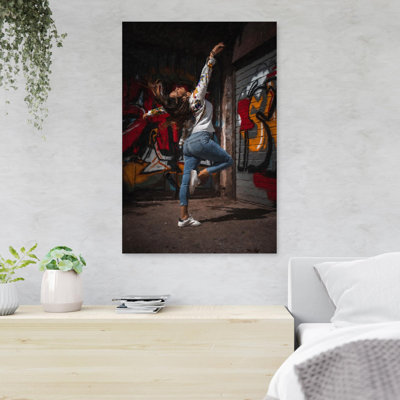 «Woman In White Chemise» et «Blue Denim jeans» debout à côté d'un mur avec graffiti - 1 pièce, impression d'art graphique rectangulaire sur toile tendue