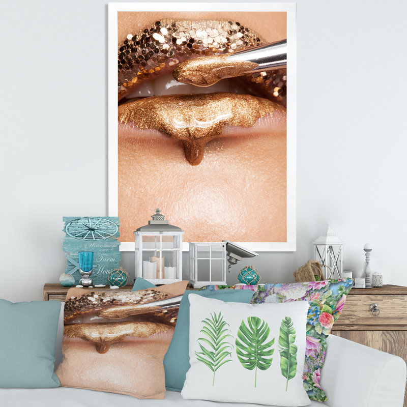 Maquillage et rouge à lèvres sur le visage d'un beau modèle - Art textuel sur toile, H 32 po x l 16 po x P 1,5 po