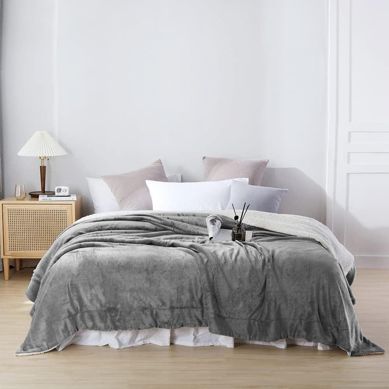 Jeté réversible en molleton Sherpa Plush - Couverture douce et chaude pour lit et canapé, Argent, Jeté (50 inc. X 60 inc.)