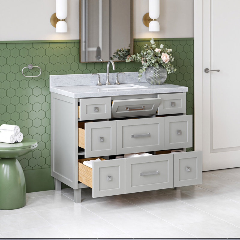 Meuble-lavabo ARIEL Monroe de 43 po en bois massif gris avec un comptoir en marbre de Carrare italien de 1,5 po et un lavabo rectangulaire centrale.