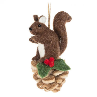Écureuil sur une décoration de pomme de pin