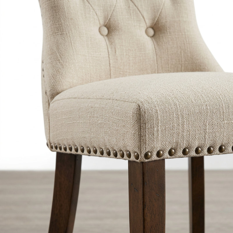 Ensemble de salle à manger rond 3 pièces en hévéa beige clair, tissu lin, avec table à pied centrale et chaises Parson capitonnées.