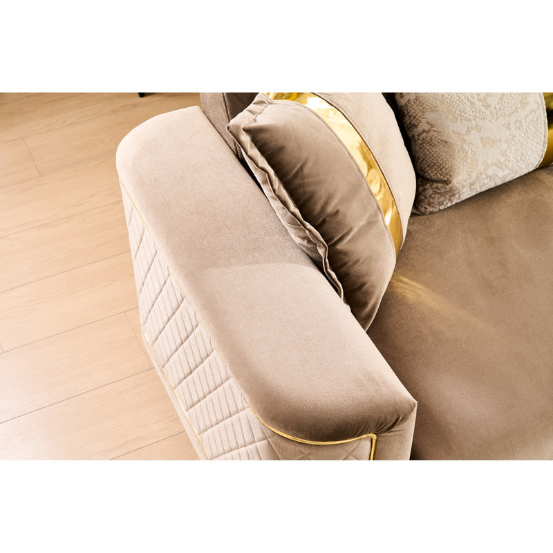 Canapé moderne 3 places avec revêtement en cuivre, dossier ferme et mousse haute densité, idéal pour les pièces à vivre principales. Style contemporain, finitions cuivre, structure en bois et mousse haute densité.