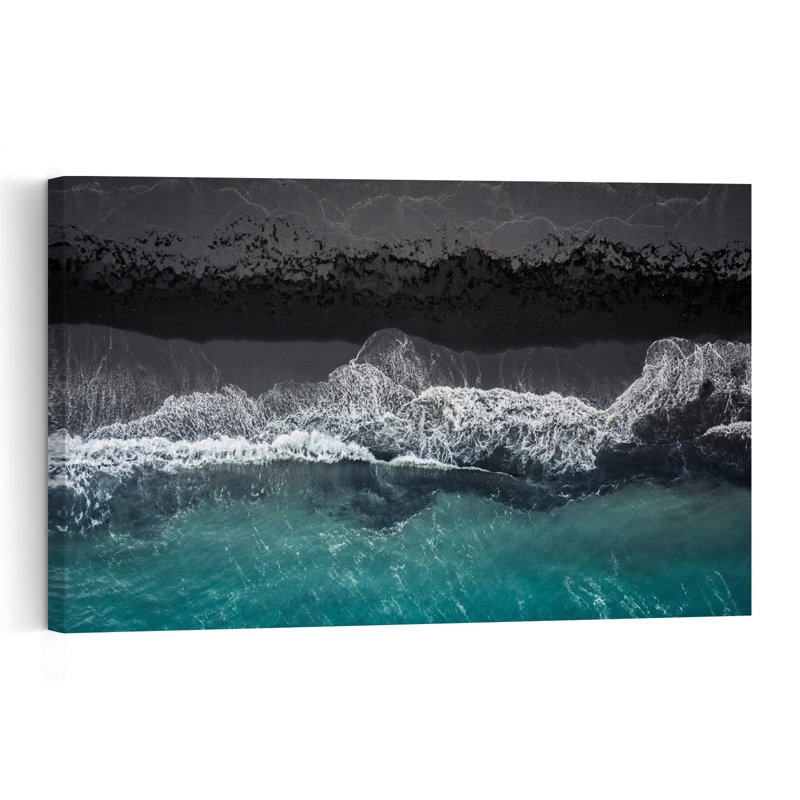 Affiche murale représentant des vagues paisibles et sereines sur une plage de sable noir, H 12 po x l 18 po