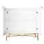 Armoire d'appoint moderne à 2 portes blanche avec pieds fuselés en métal, lignes géométriques épurées et conception simple, motif en losange surélevé, supports élégants en laiton, pieds réglables, installation rapide, bon pour