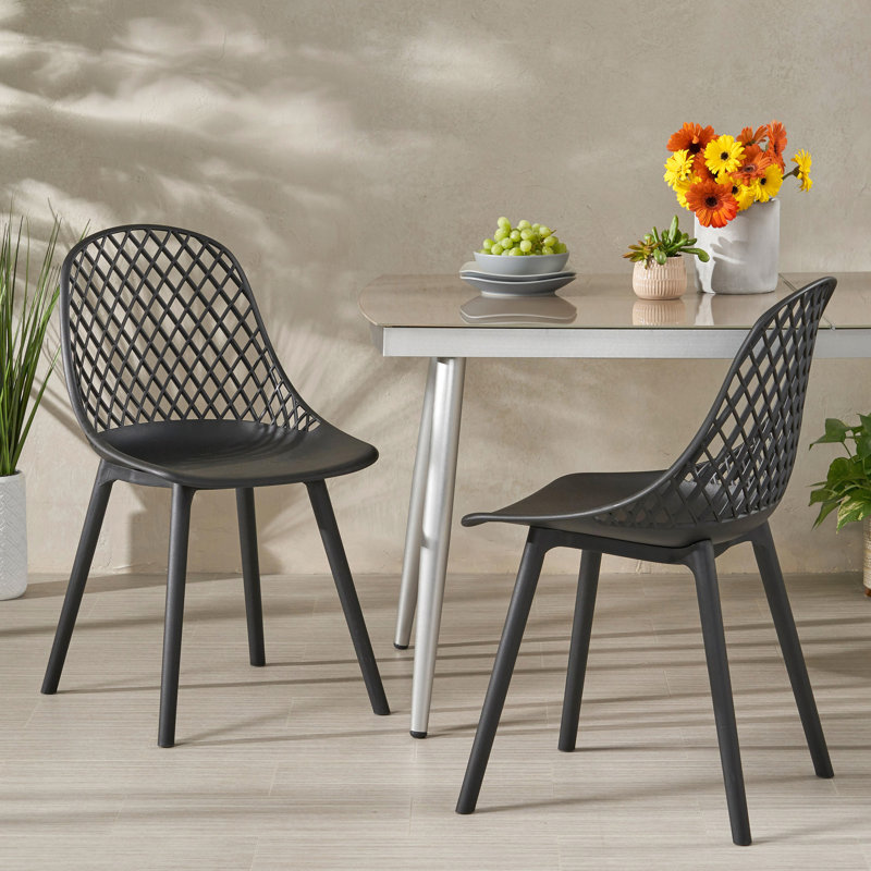 Fauteuil moderne d'extérieur Lily en polypropylène noir avec matériau et base, 33,63 po Hauteur, poids de 9,53 lb à l'extérieur - caractéristique de conception élégante, hauteur