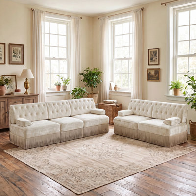 Ensemble de canapés Chesterfield beige surdimensionnés (2 pièces), comprenant un canapé 2 places et un canapé 3 places en velours capitonné avec jupe à pompons, et un rembourrage en mousse haute densité pour le salon.