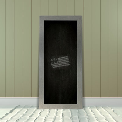 Tableau noir fixé au mur