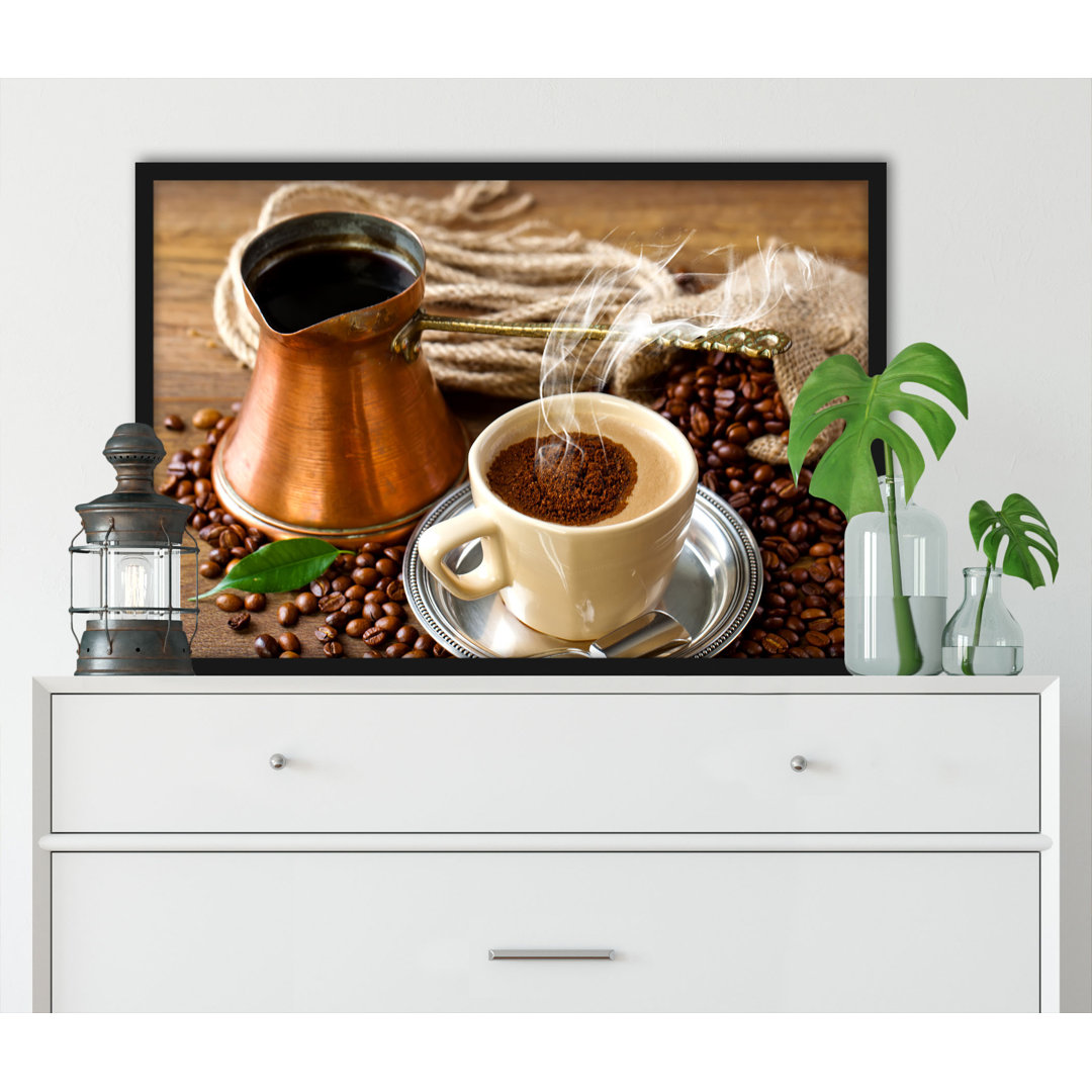 Gerahmtes Poster Frischer Kaffee mit Kaffeebohnen