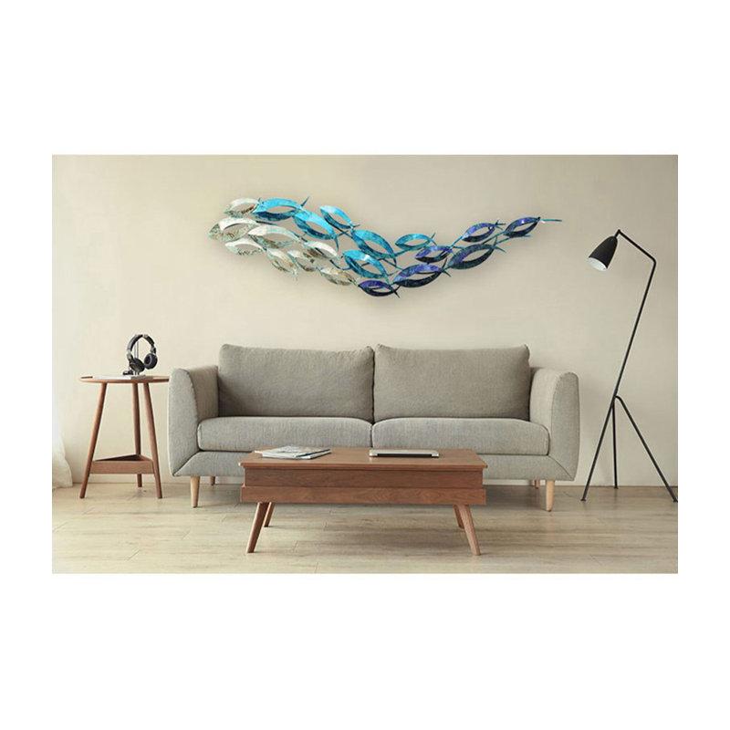 Décoration murale en métal bleu dégradé, motif de poissons marins, pour une entrée aux tons neutres et doux.