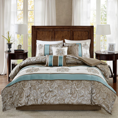 Édredon 7 pièces pour grand lit. Tissé en bleu doux, brun et motif cachemire attrayant. Comprend des taies décoratives et des coussins décoratifs pour grand lit. Paisley élégant. Coussins