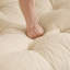 Canapé en chenille avec repose-pieds et coussins-499483364