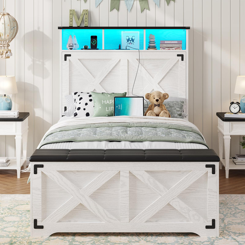 Cadre de lit grand format en métal de style campagnard, lit plateforme blanc antique avec tête de lit à DEL, station de charge et repose-pieds de rangement, lit robuste pour chambre d'adolescent
