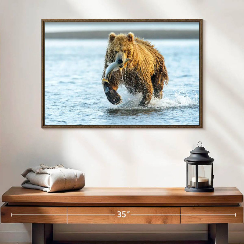 Grizzly avec saumon, 25 po x 17 po, Cadre flottant noyer