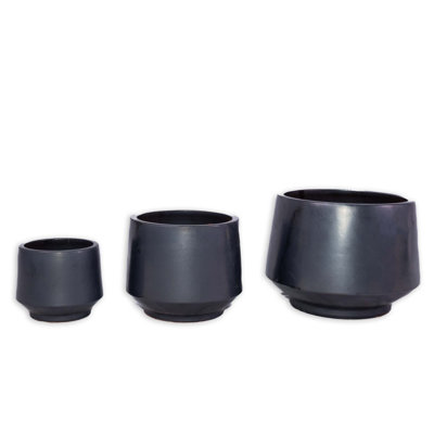 Ensemble de quatre pots de fleurs en céramique, jardinières modernes parfaites pour le patio, le jardin ou les rebords de fenêtres, idéales pour embellir les espaces extérieurs et intérieurs.