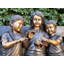 Trois enfants sur un banc tenant une statue d'oiseau