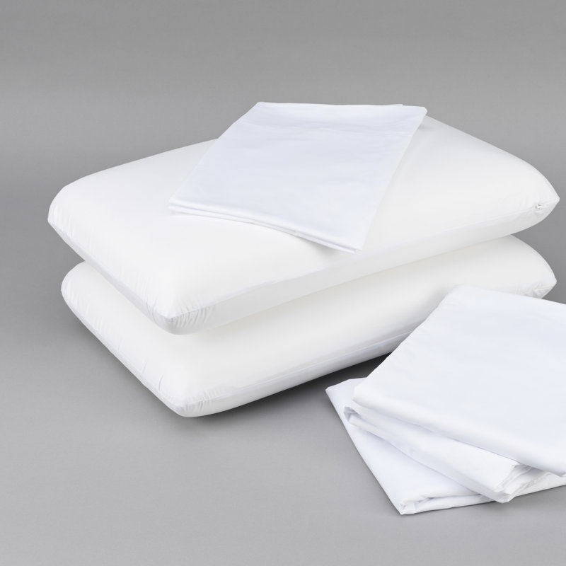 Très grand lit avec 2 coussins moulés, des draps lisses et un protège-matelas pour un sommeil confortable et 100% liquide