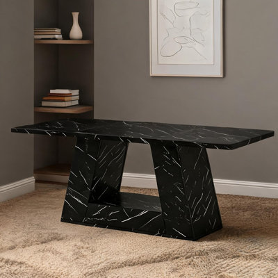 Grand bureau de direction de 63 pouces avec plateau en faux marbre et pieds trapézoïdaux noir mat, poste de travail rectangulaire spacieux pour le bureau à domicile ou la salle de conférence