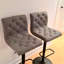 Tabouret réglable Lashg Beige avec base à piédestal noir