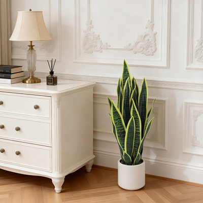Grande plante de serpent réaliste réaliste - plante d'intérieur Faux Sansevieria, résistante aux rayons UV, purificateur d'air, feuilles vert foncé tacheté 5: 1, pot blanc C2301-4, décoration intérieure / extérieure