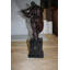 Un homme de style Aneira Botero joue du violon en bronze - Taille: L 9 po x l 6 po x H 21,5 po.