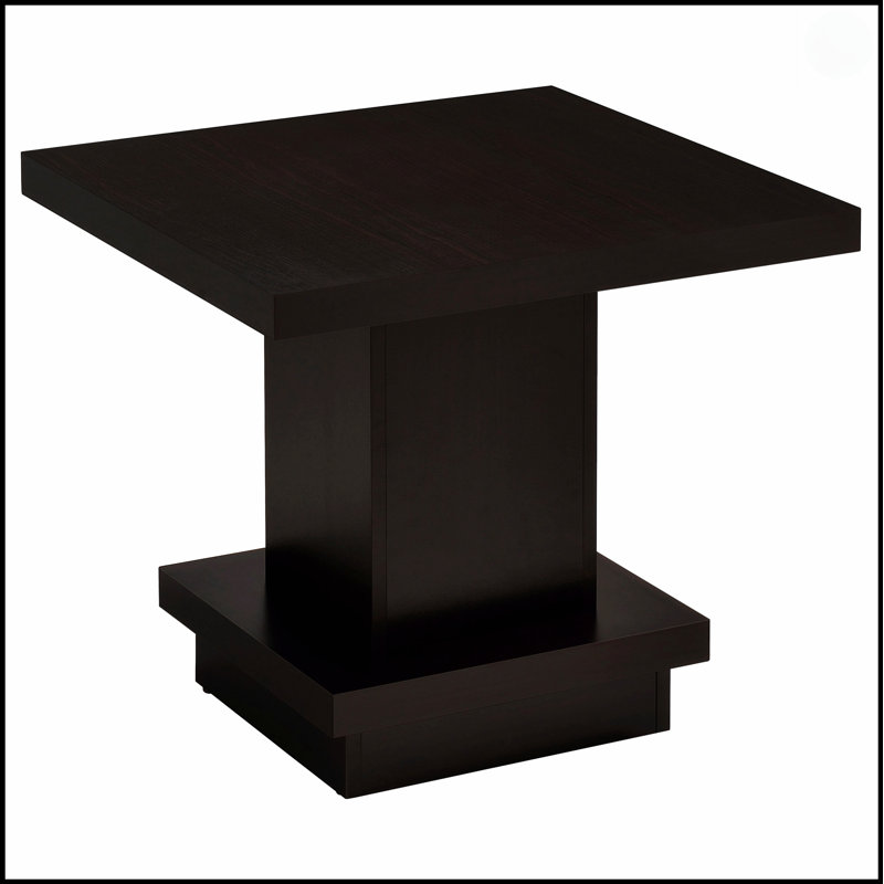 Table de bout à piédestal carré avec une finition riche et un design polyvalent, parfait pour un décor moderne et traditionnel.
