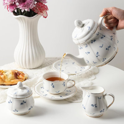 Service à thé en porcelaine floral 23 pièces avec rebord doré en relief et support en métal, service à thé fleur bleue pour 6 adultes