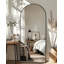 Miroir surdimensionné arqué en métal surdimensionné-570231710-570093162