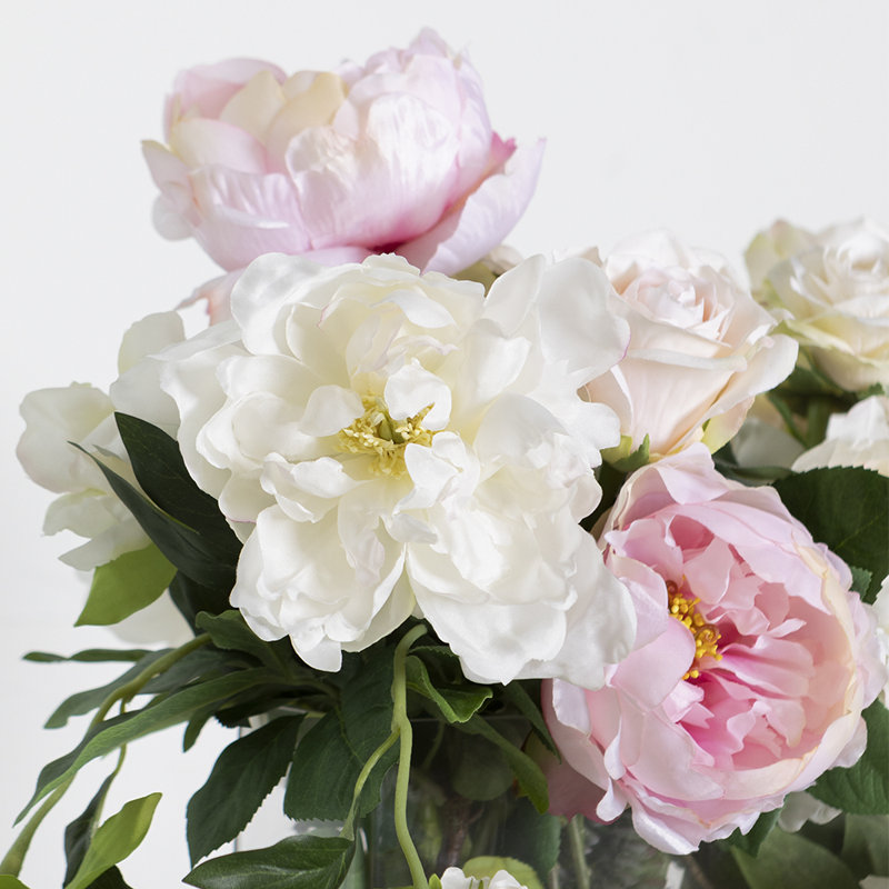 Arrangement floral de pivoine rose dans un vase en verre