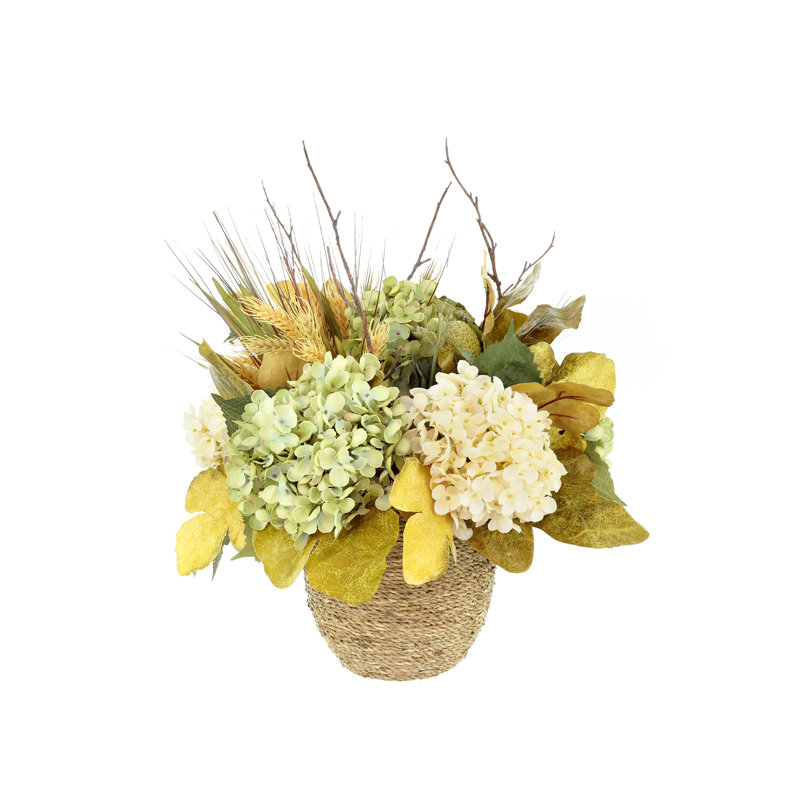 Arrangement d'automne avec hortensias et chardon dans un pot enveloppé de corde