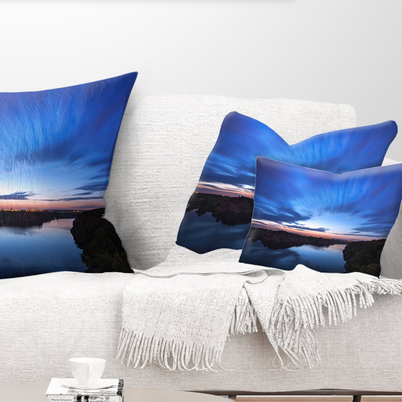 Coussin bleu nuit avec rivière - paysage, 12 po x 20 po, Coussin lombaire