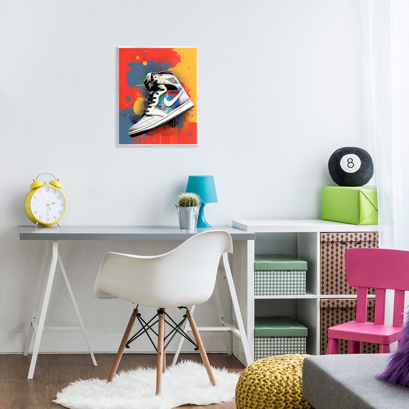 Chaussure avec plaque murale à fond coloré, design by Creative Studio